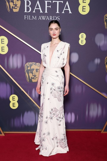 Az ördög viszont a részletekben rejlik, igaz, kedves Raffey Cassidy? A színésznő Miu Miu ruhája csodaszép, finoman kidolgozott részletei és izgalmas dekoltázsa pedig kétségkívül a felejthetetlen kategóriába emeli