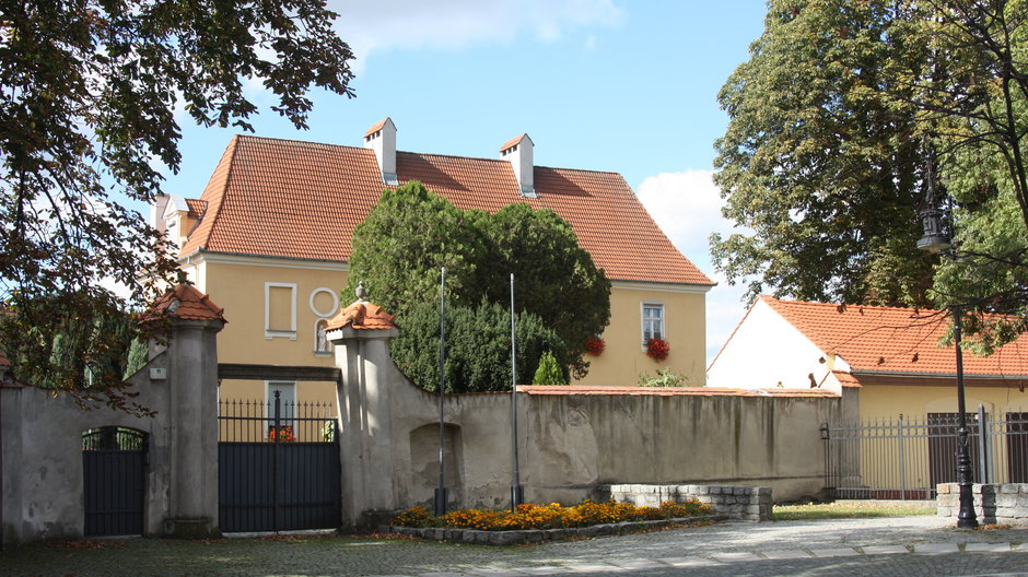 Budynek kanonii przy ul. Ostrów Tumski 11 w Poznaniu (fot. Wikimedia/Greg 2003)
