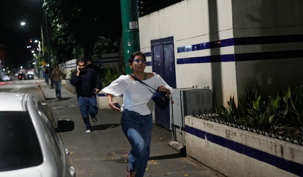 Ljudi beže nakon što su se čule eskplozije u Karakasu 3. januara