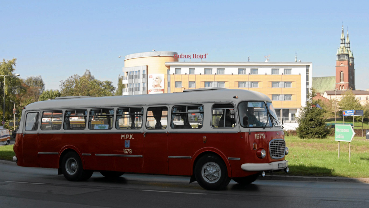Przejażdżki starym miejskim autobusem marki Jelcz, popularnie nazywanym ogórkiem, będą nową weekendową atrakcją turystyczną w Białymstoku. Zabytki, ciekawe miejsca w mieście będzie można oglądać przez szybę autobusu od najbliższej soboty.