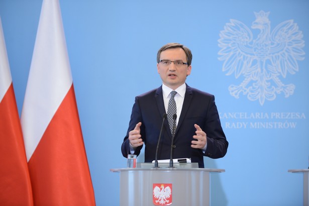 Minister podkreślił, że ta sprawa to bodaj pierwszy przypadek w historii, kiedy polski prokurator i biegły biorą udział w sekcji zwłok obywatela Polski za granicą. "To pokazuje nasze zaangażowanie i profesjonalne podejście do tego postępowania" - zaznaczył