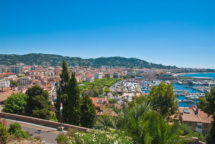 Cannes – położone na Lazurowym Wybrzeżu Cannes jest znane całemu światu ze względu na odbywający się tam corocznie festiwal filmowy, na który zjeżdżają się największe gwiazdy kina.