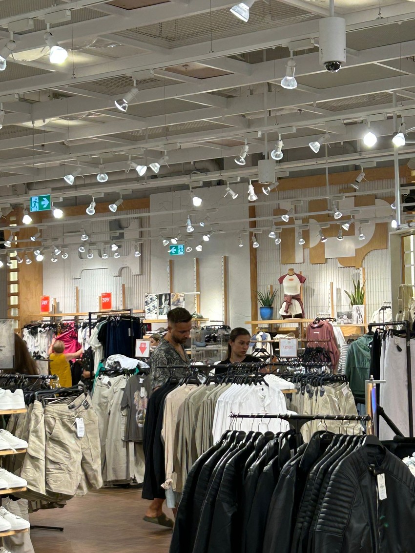 Sava i Adriana u šopingu