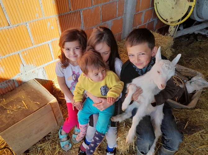 U Kniću je bolji život za Snežaninu decu - sina Dejana i ćerke Dijanu, Marijanu i Andrijanu