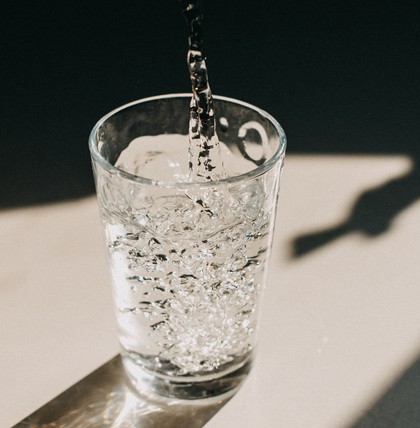 Ein Glas Wasser direkt nach dem Aufstehen zu trinken, kann sich sowohl positiv auf die Gesundheit, als auch auf das Aussehen auswirken.