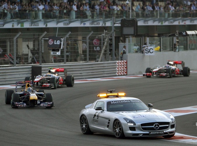 Samochód bezpieczeństwa na torze