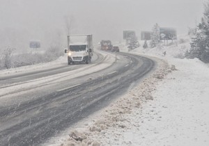 Sneg zavejao puteve na Zlatiboru