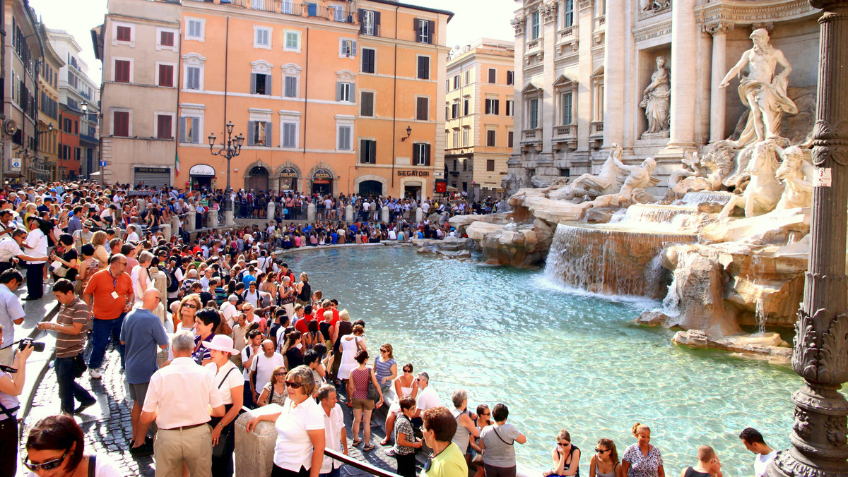 Turyści w Rzymie muszą liczyć się z tym, że nie zobaczą z bliska fontanny di Trevi, bo będzie niedostępna. Straż miejska może zamknąć słynny zabytek, gdy zgromadzi się tam zbyt duży tłum i otoczyć go taśmą ochronną z zakazem zbliżania się.