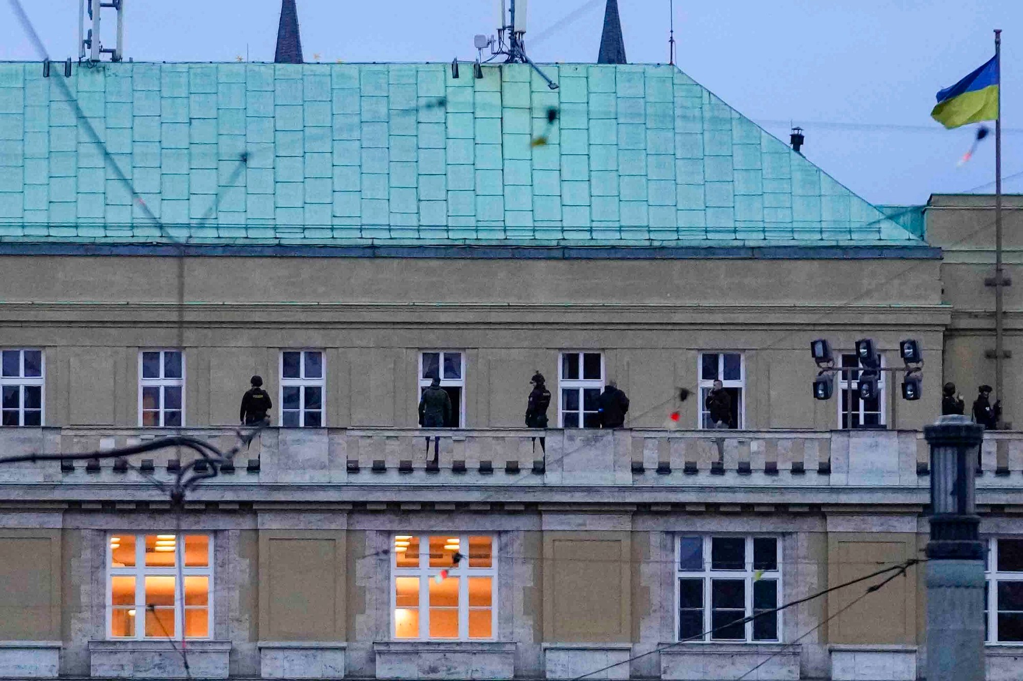 Na škole v Prahe sa strieľalo, strelec je eliminovaný.