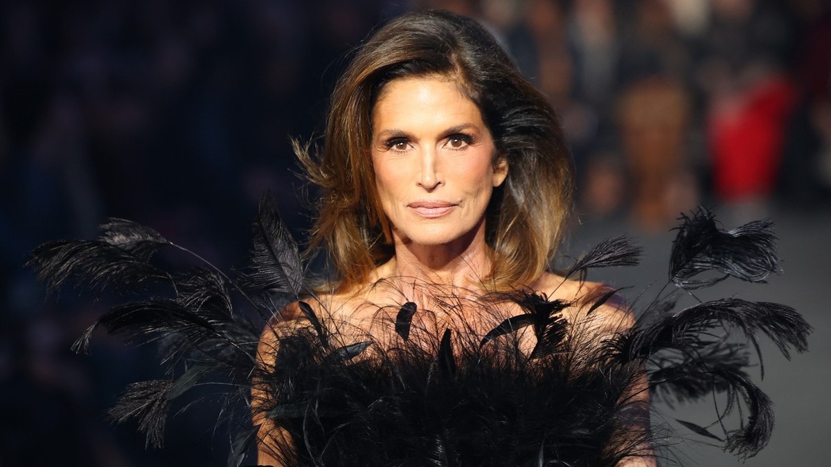 Sindi Kraford (60) prošetala Gucci revijom, oduševila javnost  - a šta je Demna priredio