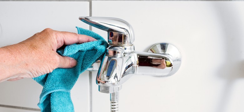 Ten prosty trik z kuchennej szafki sprawi, że stare krany będą błyszczeć jak nowe - nikt nie zgadnie, co to za produkt!