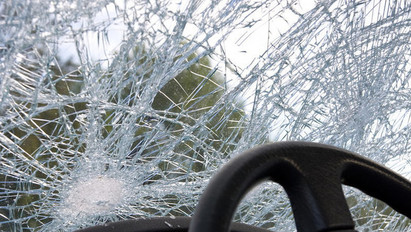 Káosz az M2-esen: halálos balesetet szenvedett egy autós