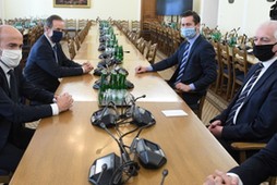 Przewodniczący PO Borys Budka (L), marszałek Senatu Tomasz Grodzki (2L), lider Porozumienia Jarosław Gowin (P) oraz poseł Porozumienia Kamil Bortniczuk (2P) podczas spotkania w Sejmie, 20 bm. 