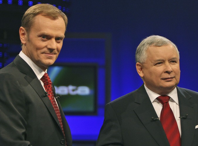 Donald Tusk i Jarosław Kaczyński. Zdjęcie z debaty wyborczej z 2007 roku