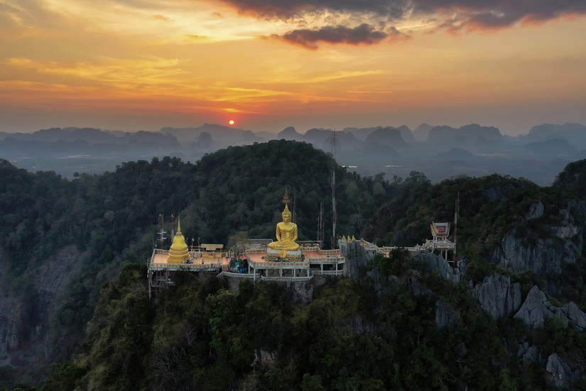 Widok z lotu ptaka na „Wat Tham Suea” (Świątynia Jaskini Tygrysa) podczas zachodu słońca, Krabi, Tajlandia.