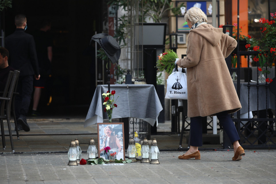 Kwiaty i znicze upamiętniające zmarłego Gienka Loskę na Rynku Glownym w Krakowie