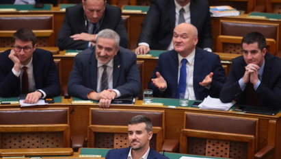 Orbán székébe ült a parlamenti patkóban Jakab Péter: másodszor vétett súlyosan a szabályzat ellen