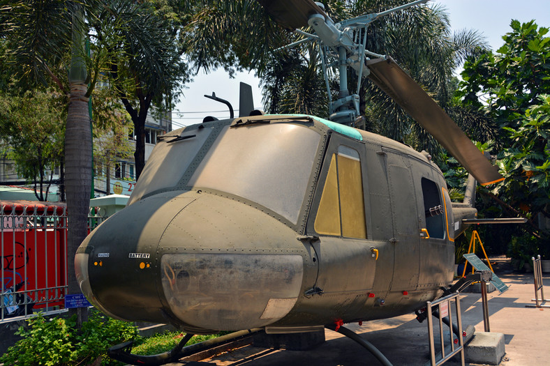 Amerykański helikopter Huey w muzeum w Sajgonie, Wietnam
