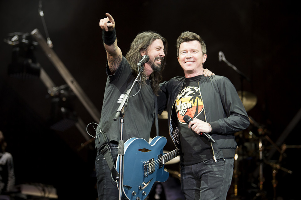 Foo Fighters i Rick Astley na Cal Jam 2017