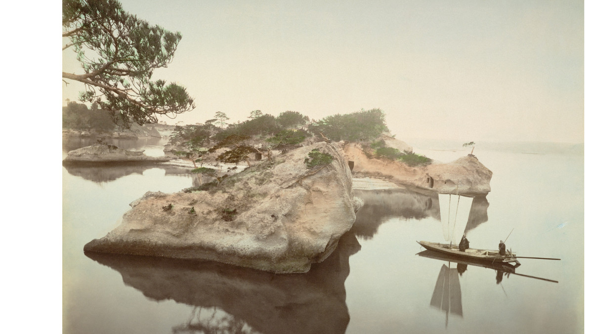 Muzeum Historii Fotografii zaprasza na wystawę, prezentującą prace pionierów japońskiej fotografii. Wśród autorów są między innymi Kimbei Kusakabe, Kazumasa Ogawa i Adolfo Farsari. Piękne kolorowane ręcznie fotografie albuminowe, przedstawiające pejzaże, sceny rodzajowe oraz portrety, pochodzą z powstałego pod koniec XIX wieku pamiątkowego albumu znajdującego się obecnie w zbiorach Muzeum Historii Fotografii w Krakowie.