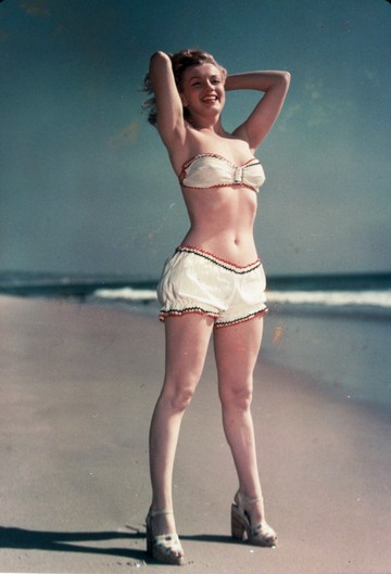 Marilyn Monroe, amint a tengerparton pózol ebben az egyszerre sportos, egyszerre nőies darabban.