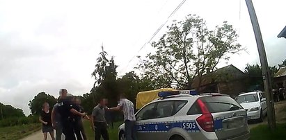 Pobili go przed radiowozem. Policjanci nic nie zrobili