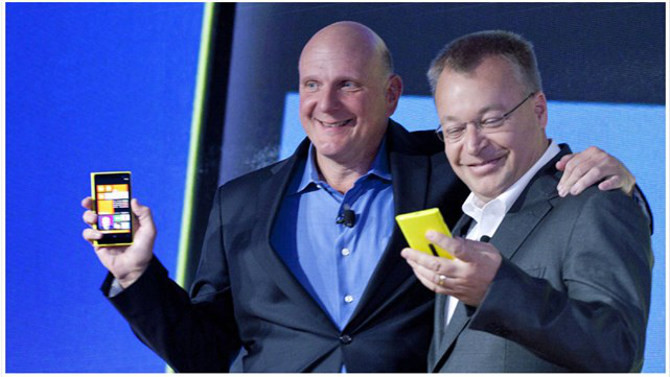 Stephen Elop (po prawej) z byłym CEO Microsoftu - Stevem Ballmerem