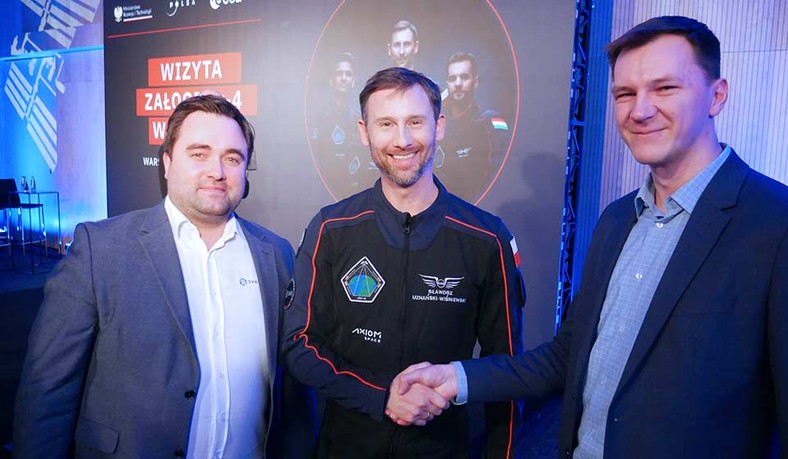 Od lewej prezes SVANTEK, Bartłomiej Barwicz, oraz Wireless Acoustics Project Executive, Karol Sazonow, z polskim uczestnikiem misji kosmicznej – Sławoszem Uznańskim – Wiśniewskim.