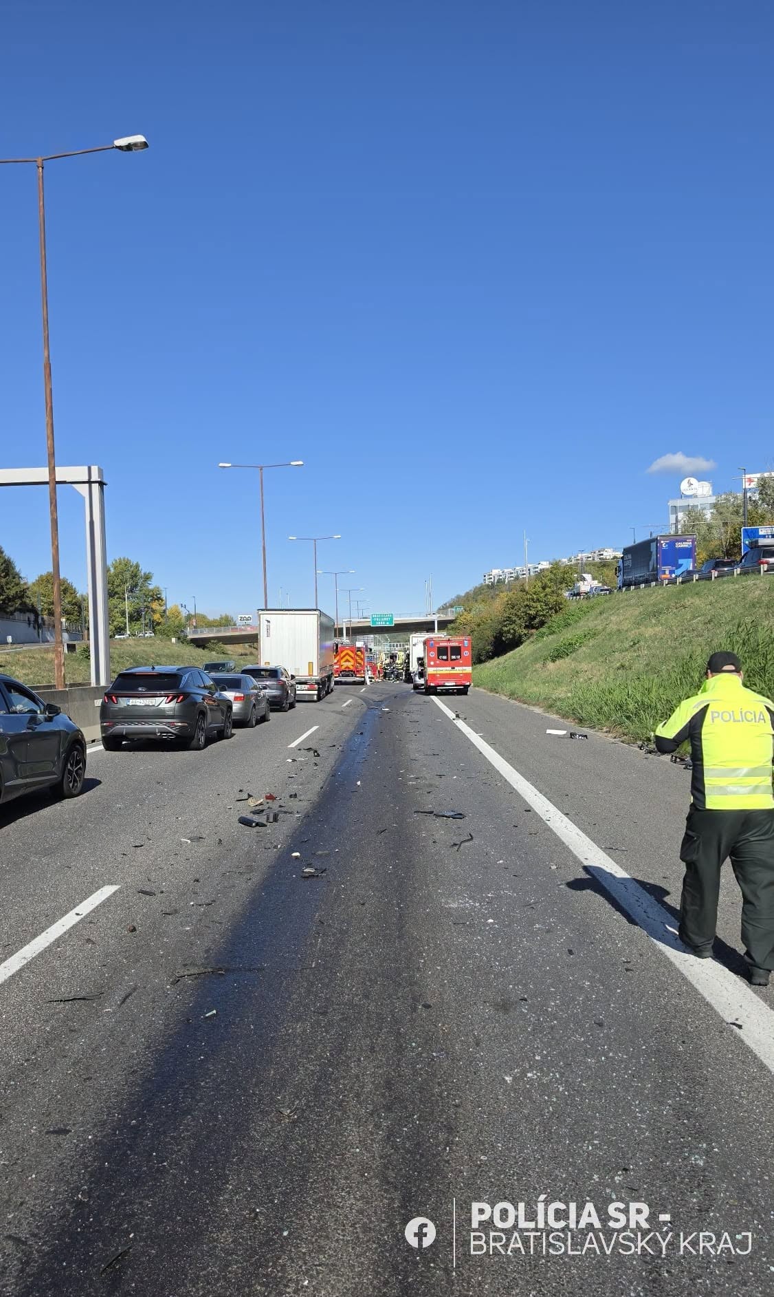 Na D2 pred tunelom Sitina smerom do ČR sa zrazili 2 kamióny. 