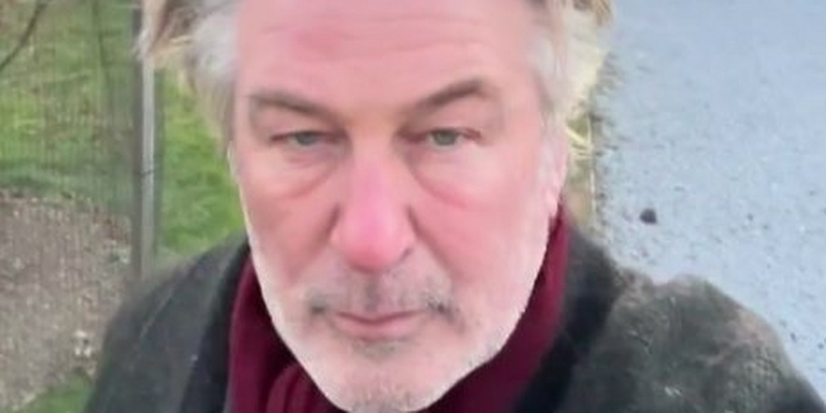 Alec Baldwin zrzeka się odpowiedzialności za śmiertelny wypadek na planie filmu z jego udziałem.