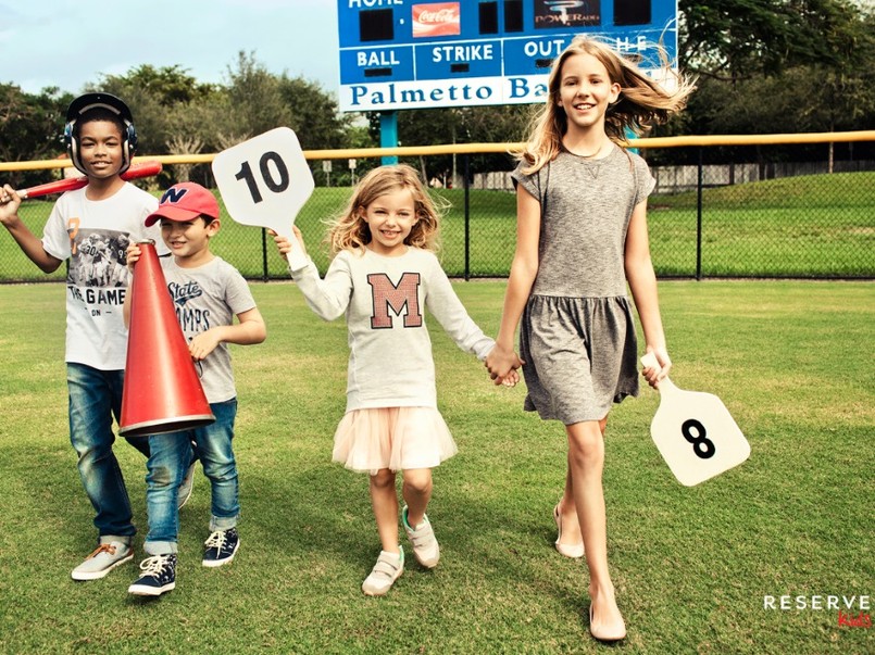 Pojawiają się klimaty baseballowe (u chłopców np. pikowane bluzy i tzw. highschool jackets, u dziewczynek spódniczki „cheerleaderki” i świetnie zaprojektowane T-shirty).