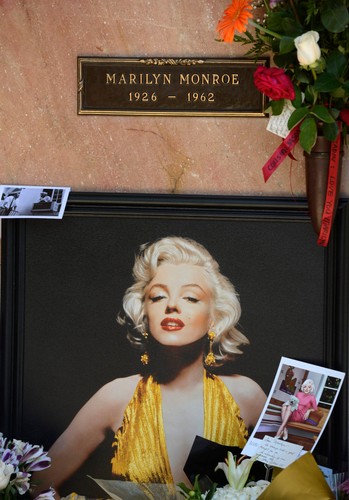 Kwiaty i zdjęcia na grobie Marilyn