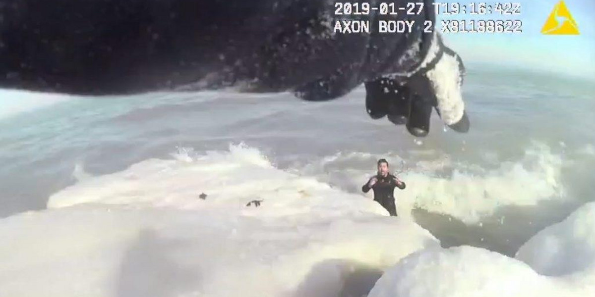 Rzucił się do lodowatej wody, by ratować psa. Szokujący film z akcji ratunkowej!
