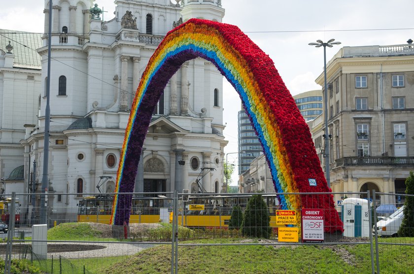 Tęcza na pl. Zbawiciela.