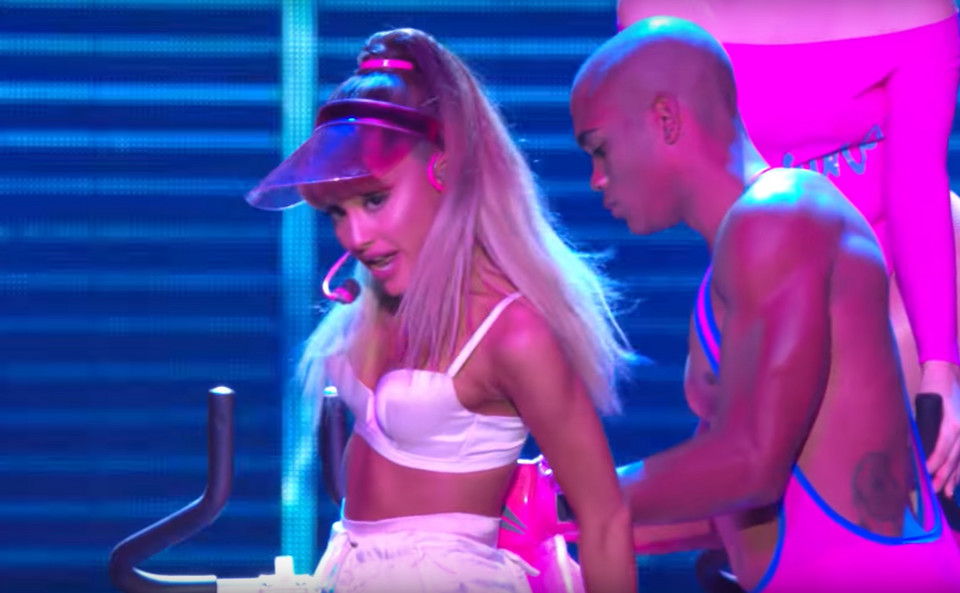 Ariana Grande i Nicki Minaj w koncertowym teledysku do "Side to Side"