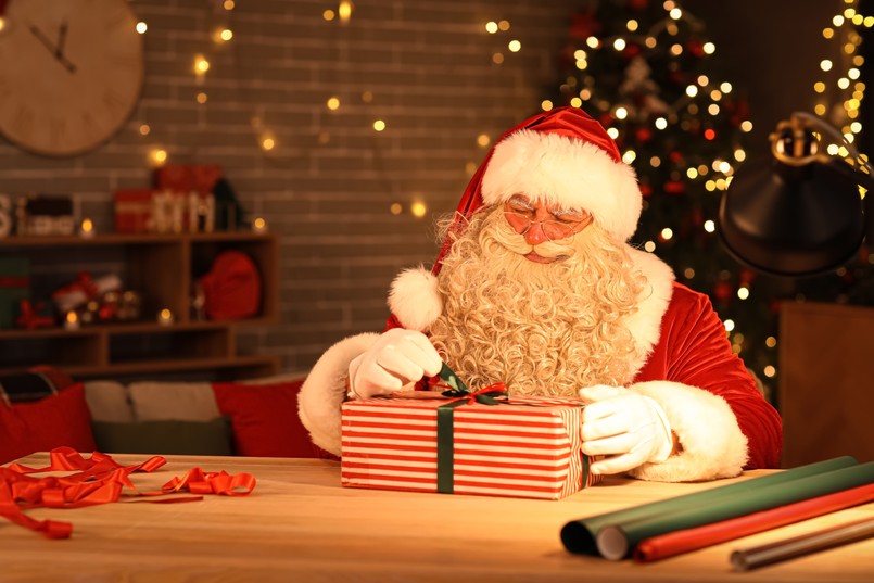 Santa,Claus,Making,Christmas,Gift,At,Home mikolajki-quiz-mikolajki-dzien-swietego-mikolaja-6-grudnia-dzieci-prezenty