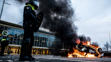 Starcia z policją w dwóch holenderskich miastach. Spalono punkt testowania na COVID-19