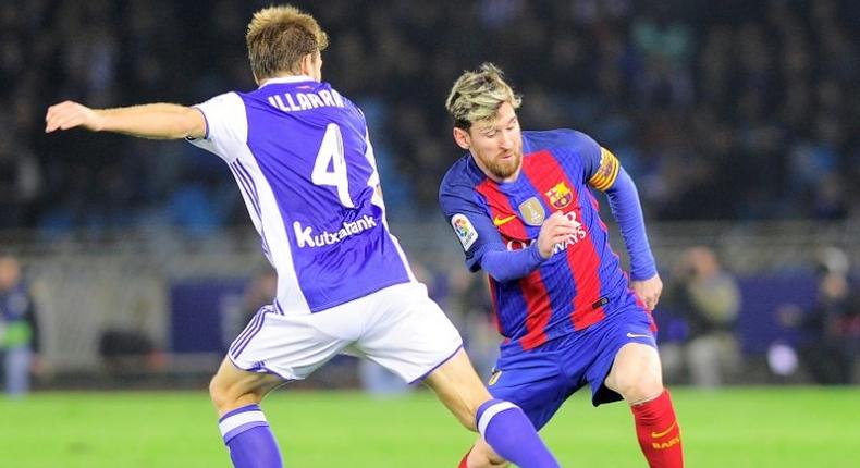 Real Sociedad's midfielder Asier Illarramendi (L) vies with Barcelona's Argentinian forward Lionel Messi during the Spanish league football match Real Sociedad vs FC Barcelona at the Anoeta stadium in San Sebastian, on November 27, 2016