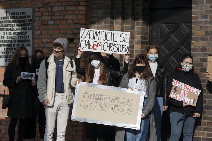 Niedzielne protesty przed kościołami w Lesznie