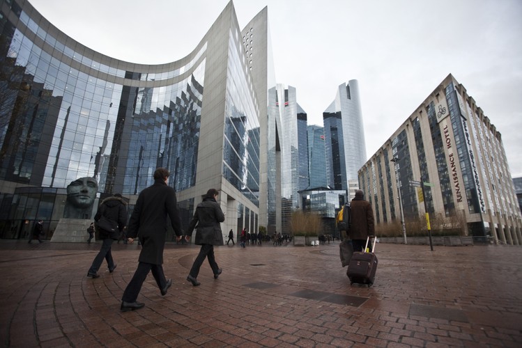 Finanse we Francji to przede wszystkim znajdująca się na zachodzie regionu paryskiego nowoczesna dzielnica La Défense - największa w Europie zbudowana w tym właśnie celu dzielnica finansowa.