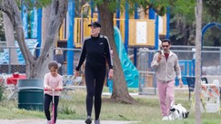 Brigit Nilsen sa suprugom i ćerkom