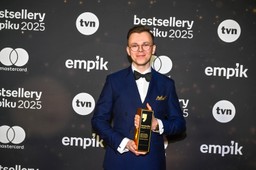 trafił na listę "najbardziej poczytnych autorów". polacy zaczytują się w jego książkach