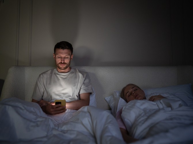 Nije ni fizički kontakt, ni seks: Ovo je nova vrsta prevare koja lomi poverenje u vezi