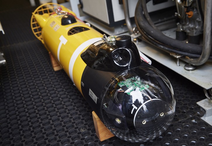 Wyposażenie okrętu sprawia, że może on pozostawać na morzu 10 dni – na taki czas pozwala zaopatrzenie w żywność i paliwo. 'Właściwie limituje nas tylko zaopatrzenie w żywność. Natomiast wszelkie pozostałe zapasy typu paliwo, woda możemy brać na morzu w ruchu na kotwicy, w dryfie, czy drogą lotniczą' – zaznaczył kmdr ppor. Dziugan.
<br>
ORP 'Kormoran' ma długość 58,5 metra, szerokość - nieco ponad 10 metrów i wyporność 830 ton. Kadłub wykonano ze stali amagnetycznej zapewniającej zmniejszenie wykrywalności pól fizycznych okrętu. Jego uzbrojenie stanowi 23-milimetrowa armata Wróbel II, a także trzy wielkokalibrowe karabiny maszynowe 12,7 mm oraz wyrzutnie rakiet Grom.
<br>

Na zdjęciu:  Samobieżny ładunek wybuchowy do niszczenia min „Głuptak”, na pokładzie nowego okrętu, niszczyciela min ORP „Kormoran”