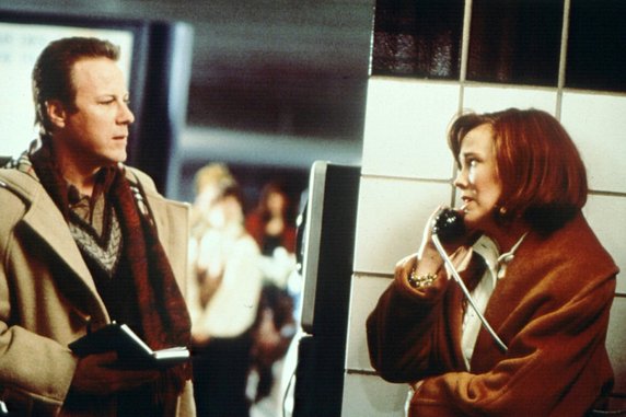 Catherine O'Hara jako Kate McCallister i John Heard jako Peter McCallister w filmie "Kevin sam w domu" (1990)