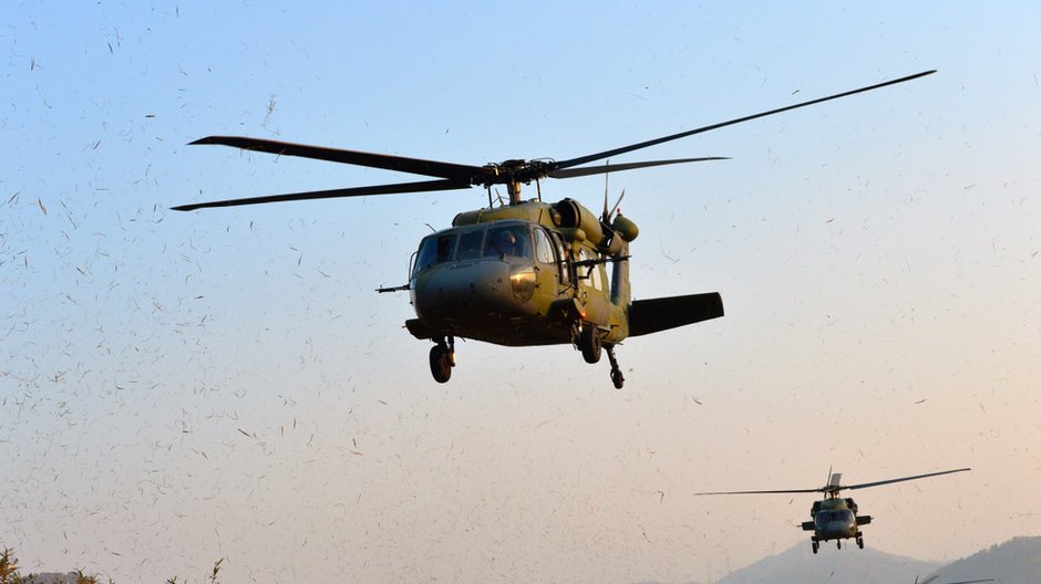 Amerykański śmigłowiec Black Hawk podczas lotu