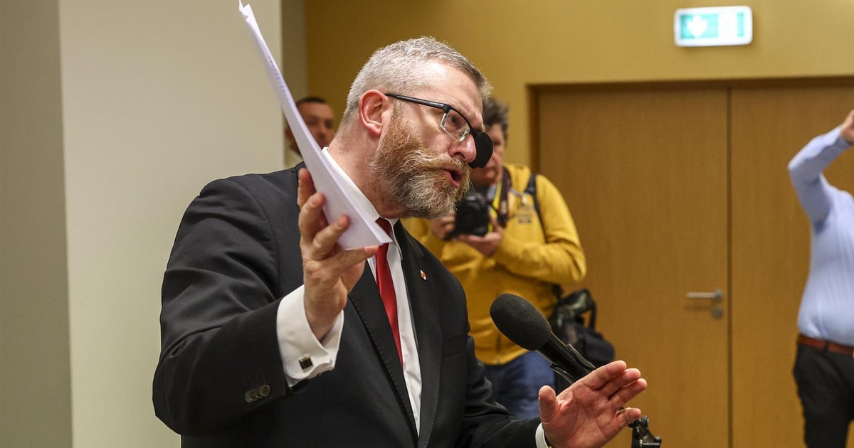 Grzegorz Braun usłyszał w sądzie pytanie o zarobki. "Musiałbym zadzwonić do żony"