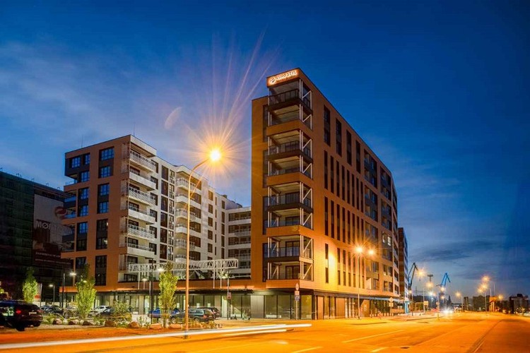 Doki to inwestycja mixed-use o dużej skali, z funkcją mieszkaniowo-usługową, hotelowo-konferencyjną i największym w północnej Polsce food hallem. Mieszkańcy mogą spędzać czas wolny w „miejskim stylu” korzystając z atrakcji Gdańska.