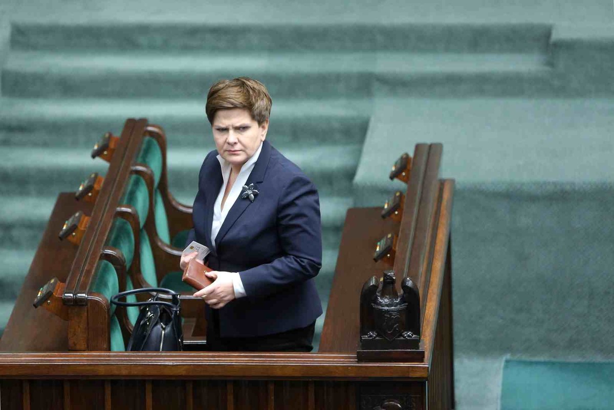Premier Beata Szydło na sali sejmowej. Sejm wznowił 26 bm. obrady. W ostatnim dniu posiedzenia posłowie wysłuchają m.in. sprawozdania Rady Ministrów o pomocy publicznej udzielanej w sektorze rolnictwa lub rybołówstwa w Rzeczypospolitej Polskiej w 2014. (mr) PAP/Leszek Szymański