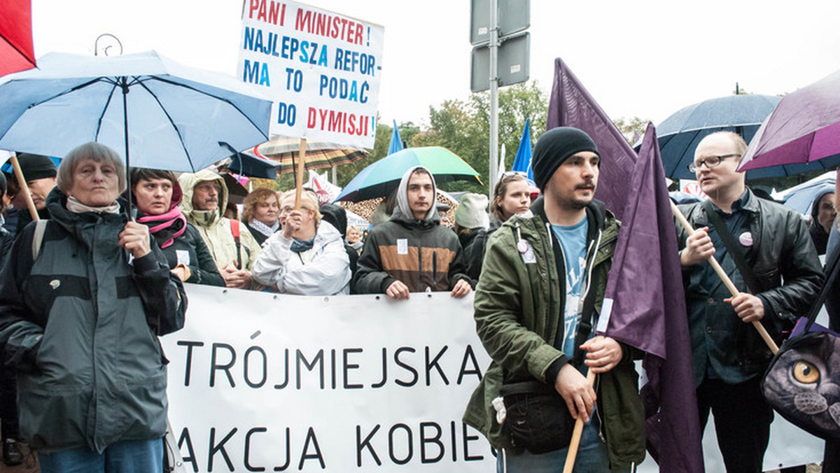 Organizatorzy zapowiadają, że w najbliższy piątek w Gdańsku pod hasłem ""910 tysięcy - Żądamy referendum" będą protestować różne środowiska. Na Targu Drzewnym zobaczymy między innymi opozycyjnych polityków, członków stowarzyszeń rodziców i przedstawicielki ugrupowań kobiet, które wcześniej manifestowały swój sprzeciw przeciwko zaostrzaniu prawa aborcyjnego.